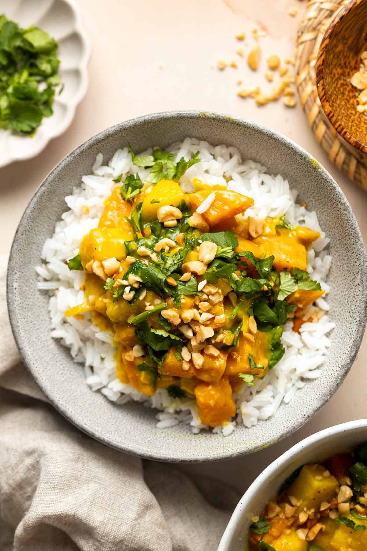 甘薯黄咖喱是一个美味可口的素食菜,是快速和容易使本周任何一天在30分钟内。| aheadofthyme.com