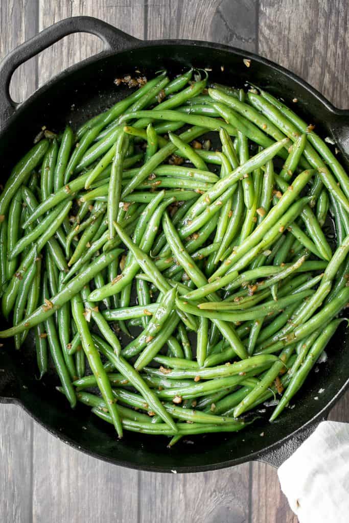 黄油sautéed大蒜青豆是一道简单的配菜,快速、简单、美味。只需10分钟,就能把这些充满活力、酥脆、嫩滑的四季豆做好。| aheadofthyme.com