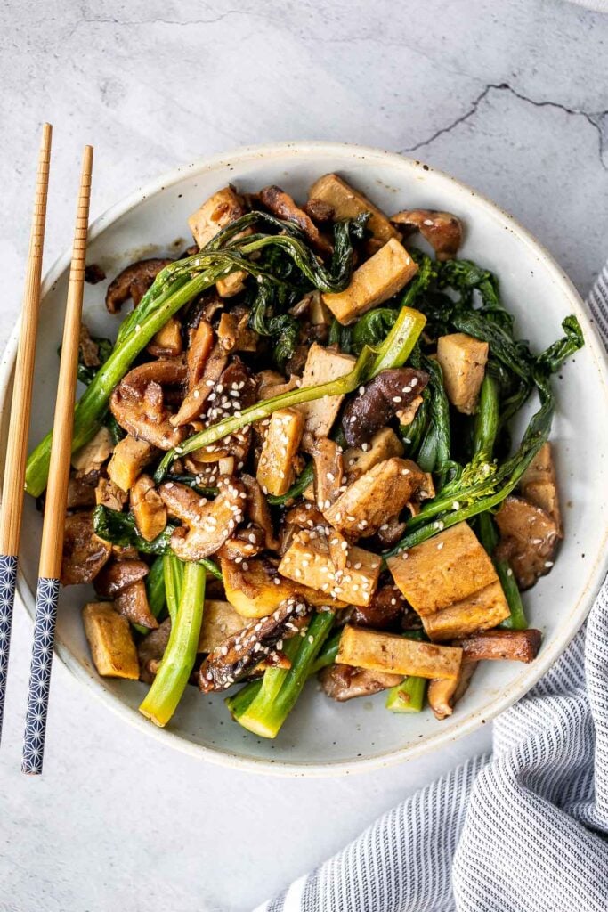 快速、简单、简单,素食豆腐和蘑菇爆炒是一顿美味的饭菜,在15分钟内就能做好。把它放在一碗蒸米饭上。| aheadofthyme.com