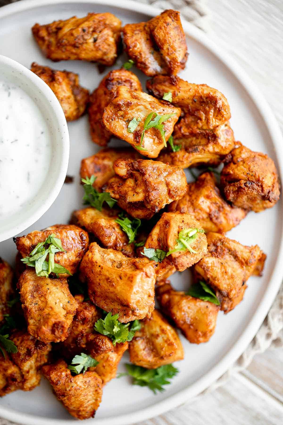 Air Fryer Tandoori烤鸡口美味多汁,鲜嫩,充满地道的印度香料。这个快速简单的空气炸锅食谱在繁忙的工作日晚上是完美的。| aheadofthyme.com