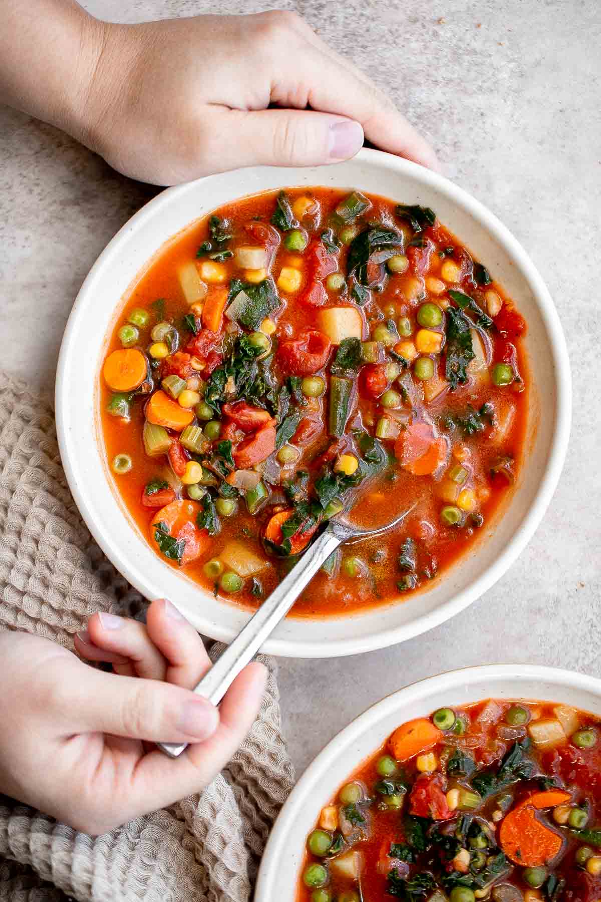 蔬菜汤是丰盛的,素食美味的汤,美味,容易制作。它含有各种美味的蔬菜汤。| aheadofthyme.com