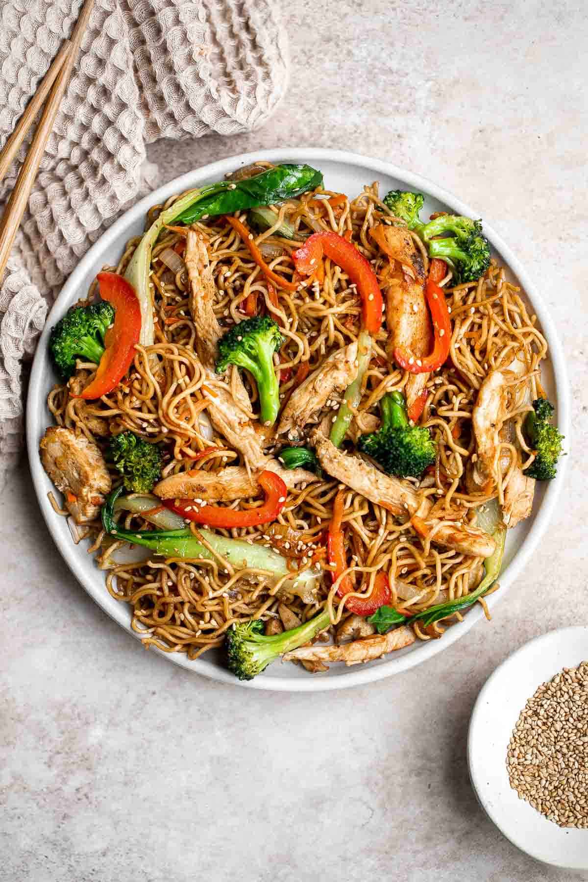鸡肉炒面是一个典型的中国面食,是快速和容易在20分钟——更快、更健康,比外卖。| aheadofthyme.com