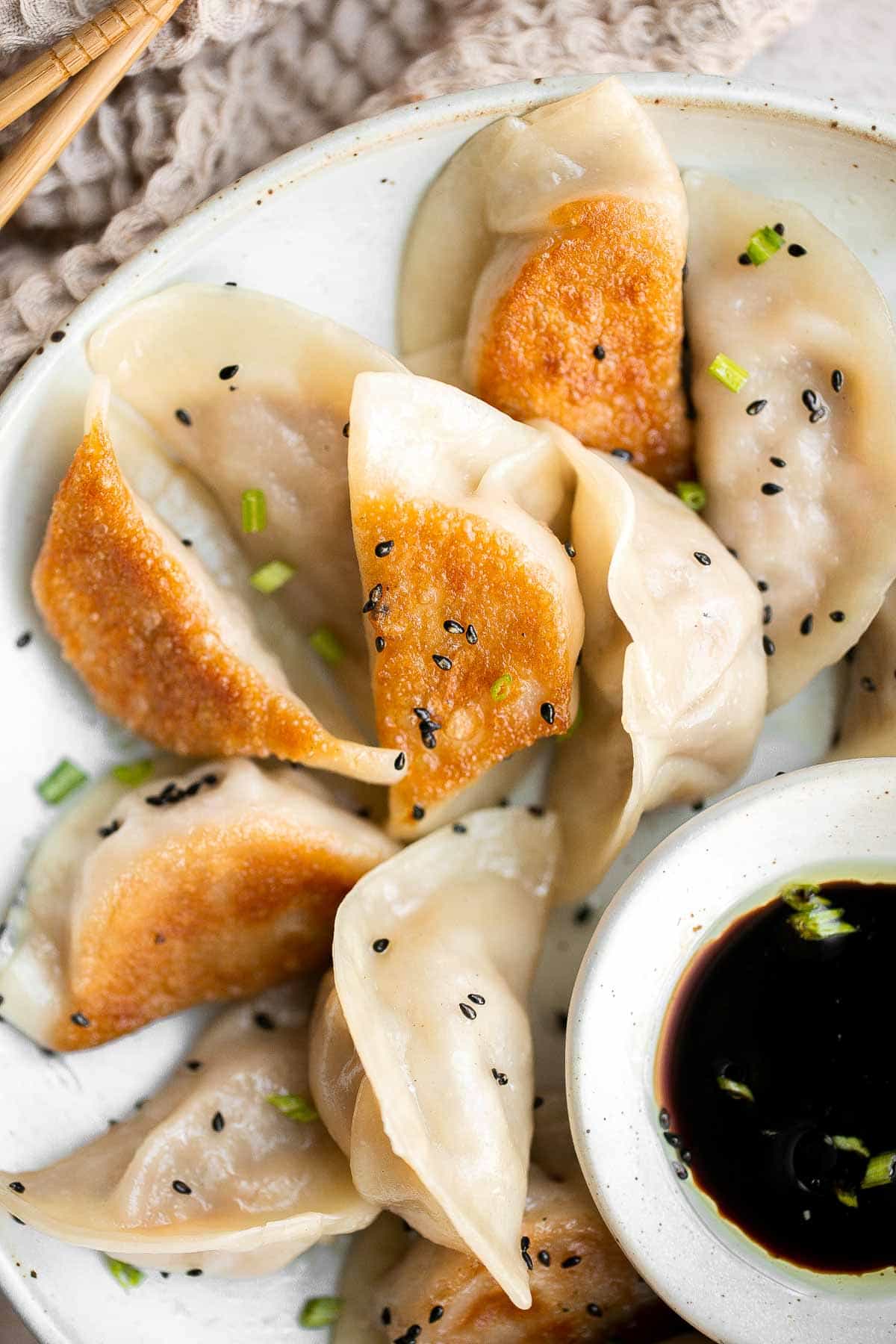 泡菜饺子是美味,美味,可口的。这些Korean-inspired饺子被烙印和蒸创造经典的脆皮底锅贴。| aheadofthyme.com