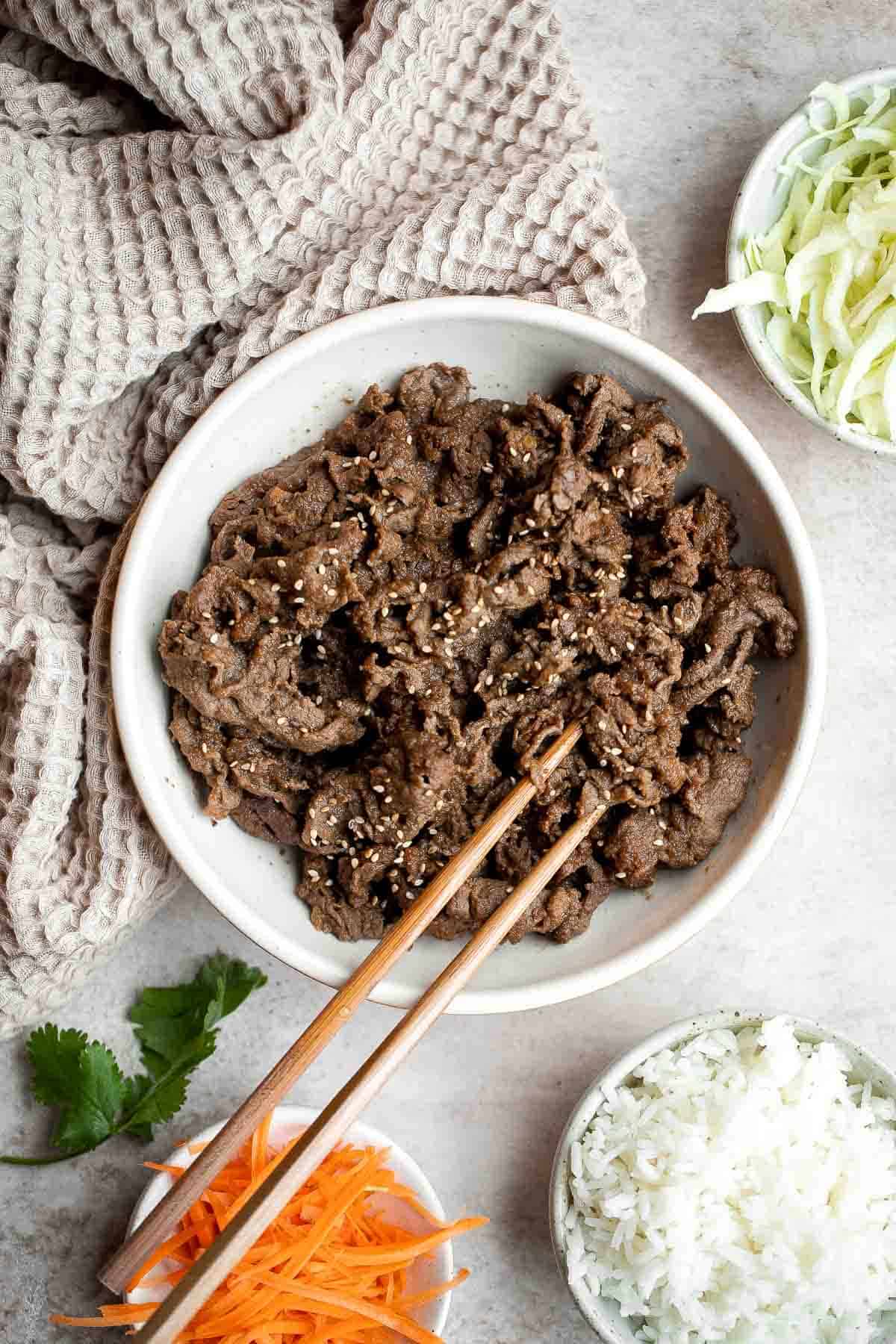 韩国烤肉是一个美味的牛肉,快速和容易与切成薄片的牛肉腌制30分钟的餐美味的甜食和美味蒜酱油。| aheadofthyme.com