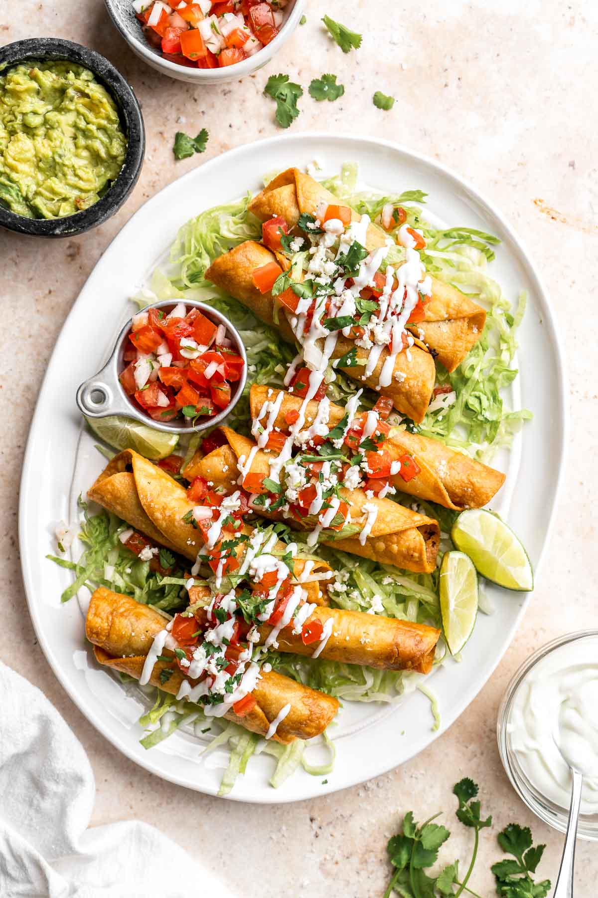 自制Taquitos松脆,美味又可口的。这些卷炸玉米饼充满了经验丰富的牛肉和发出奶酪,可以炸或烤!| aheadofthyme.com