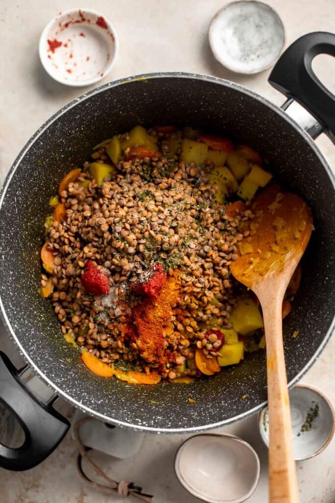 炖扁豆是丰盛的,填充素食餐含有蔬菜如胡萝卜和土豆。这个经验丰富的素食炖好了45分钟。| aheadofthyme.com