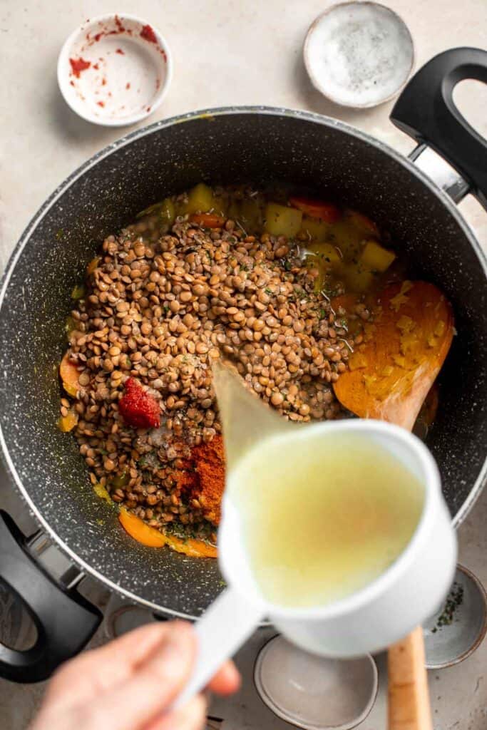 炖扁豆是丰盛的,填充素食餐含有蔬菜如胡萝卜和土豆。这个经验丰富的素食炖好了45分钟。| aheadofthyme.com