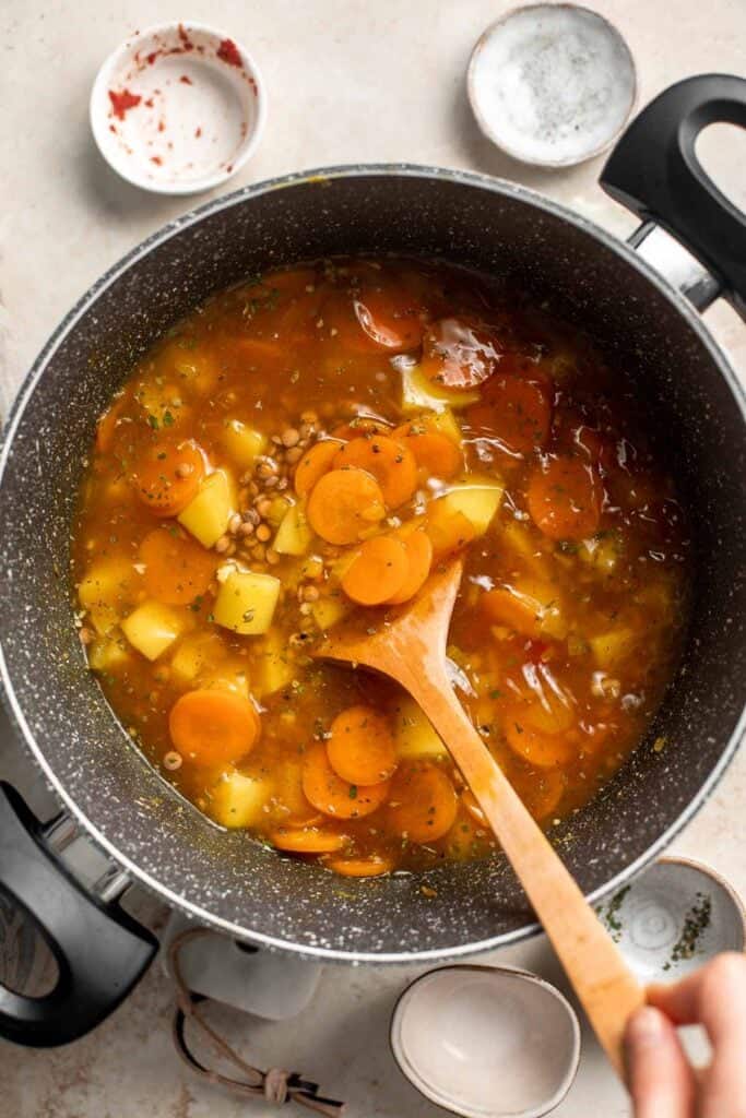 炖扁豆是丰盛的,填充素食餐含有蔬菜如胡萝卜和土豆。这个经验丰富的素食炖好了45分钟。| aheadofthyme.com