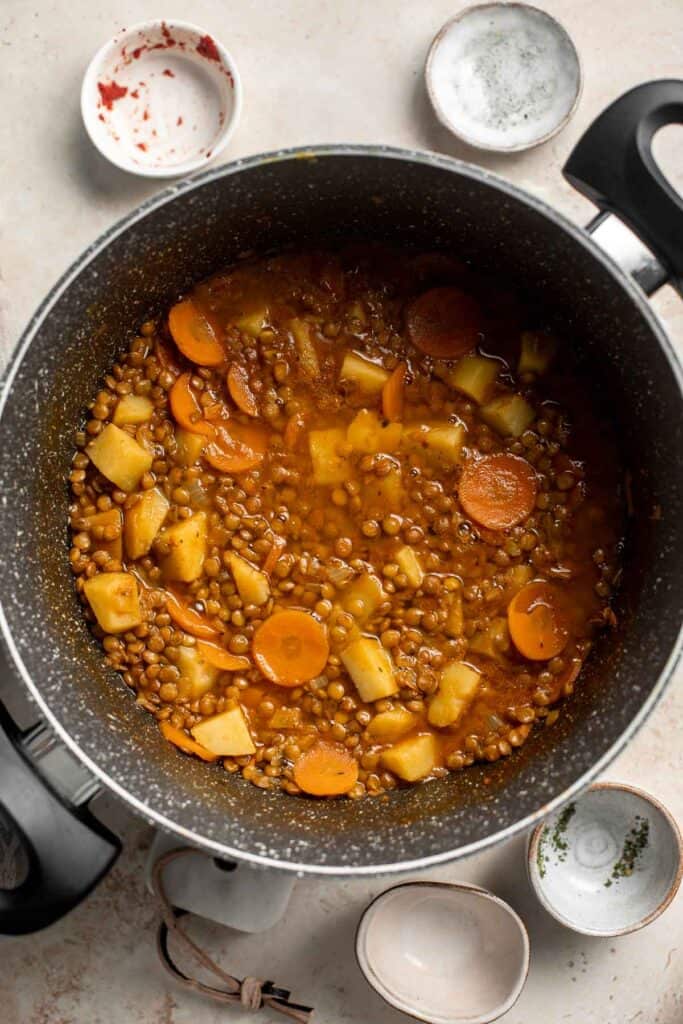 炖扁豆是丰盛的,填充素食餐含有蔬菜如胡萝卜和土豆。这个经验丰富的素食炖好了45分钟。| aheadofthyme.com