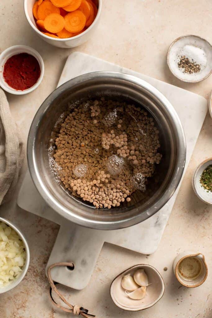 炖扁豆是丰盛的,填充素食餐含有蔬菜如胡萝卜和土豆。这个经验丰富的素食炖好了45分钟。| aheadofthyme.com
