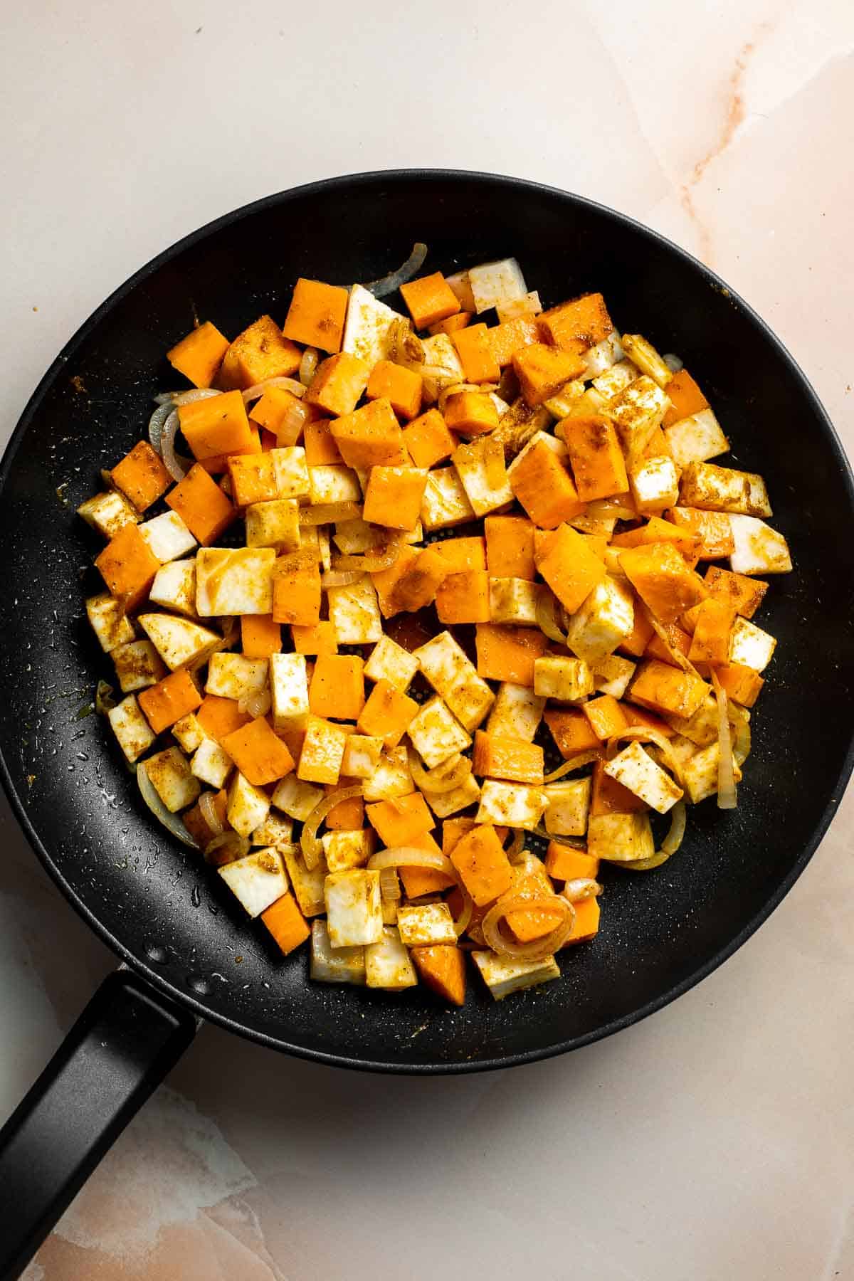 甘薯黄咖喱是一个美味可口的素食菜,是快速和容易使本周任何一天在30分钟内。| aheadofthyme.com