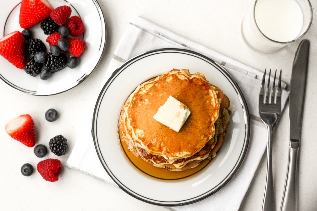 没有一堆最好的、柔软的、蓬松的老式煎饼，早餐就不完整。15分钟内就能轻松搞定!| aheadofthyme.com