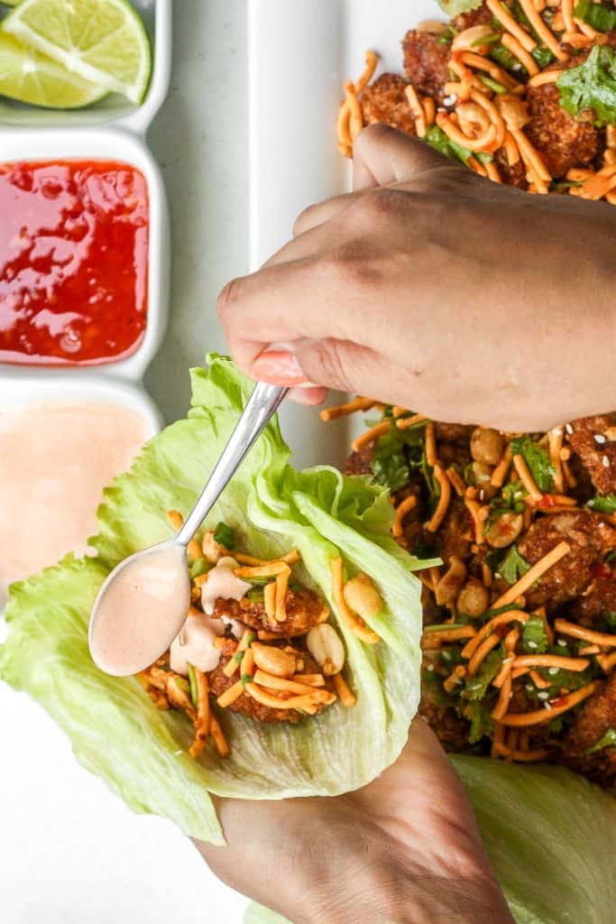 香料,使模仿四川炒鸡球生菜包裹与辛辣的梅奥在自己家里舒适的用这个易于遵循食谱。另外,它比原来的更健康!| aheadofthyme.com