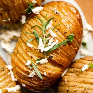 Hasselback土豆是充满了大蒜黄油和特性签名的削减,使这些土豆脆在外面和温柔的在里面。| aheadofthyme.com