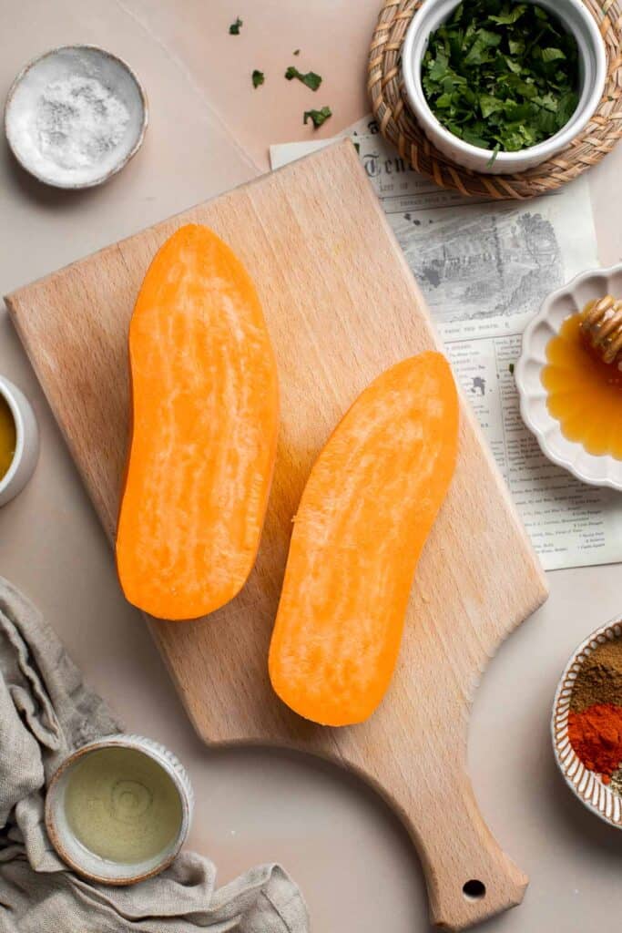 脆皮烤地瓜楔形,美味,可口的。作为开胃菜或配菜。它们是咸的,美味的,甜的,带着一丝香料。| aheadofthyme.com