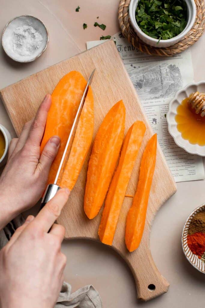 脆皮烤地瓜楔形,美味,可口的。作为开胃菜或配菜。它们是咸的,美味的,甜的,带着一丝香料。| aheadofthyme.com