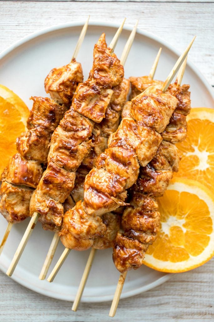 Flame-kissed、粘性和色色的,烤橘子鸡肉串丰富,citrus-based腌料还蛮好吃的,多汁的,那么温柔。最好每天吃晚饭。| aheadofthyme.com