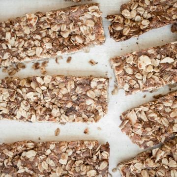 杏仁黄油格兰诺拉燕麦卷的完美手持零食回到学校或工作午餐。他们是健康的,无谷蛋白,没有精制糖。| aheadofthyme.com