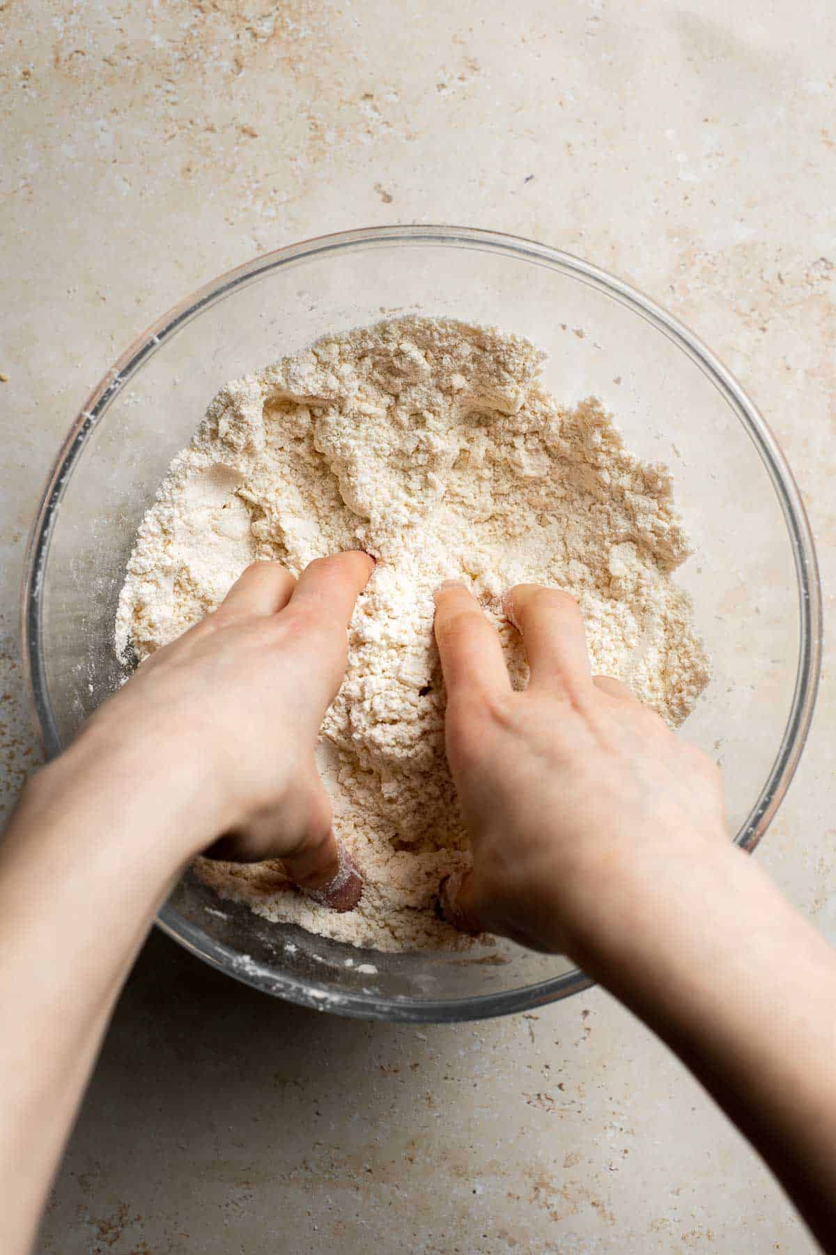 蔓越莓司康饼与橙色釉是一个快速和简单的节日早午餐食谱美味和片状。他们是柔软而潮湿的内部还脆外部。| aheadofthyme.com