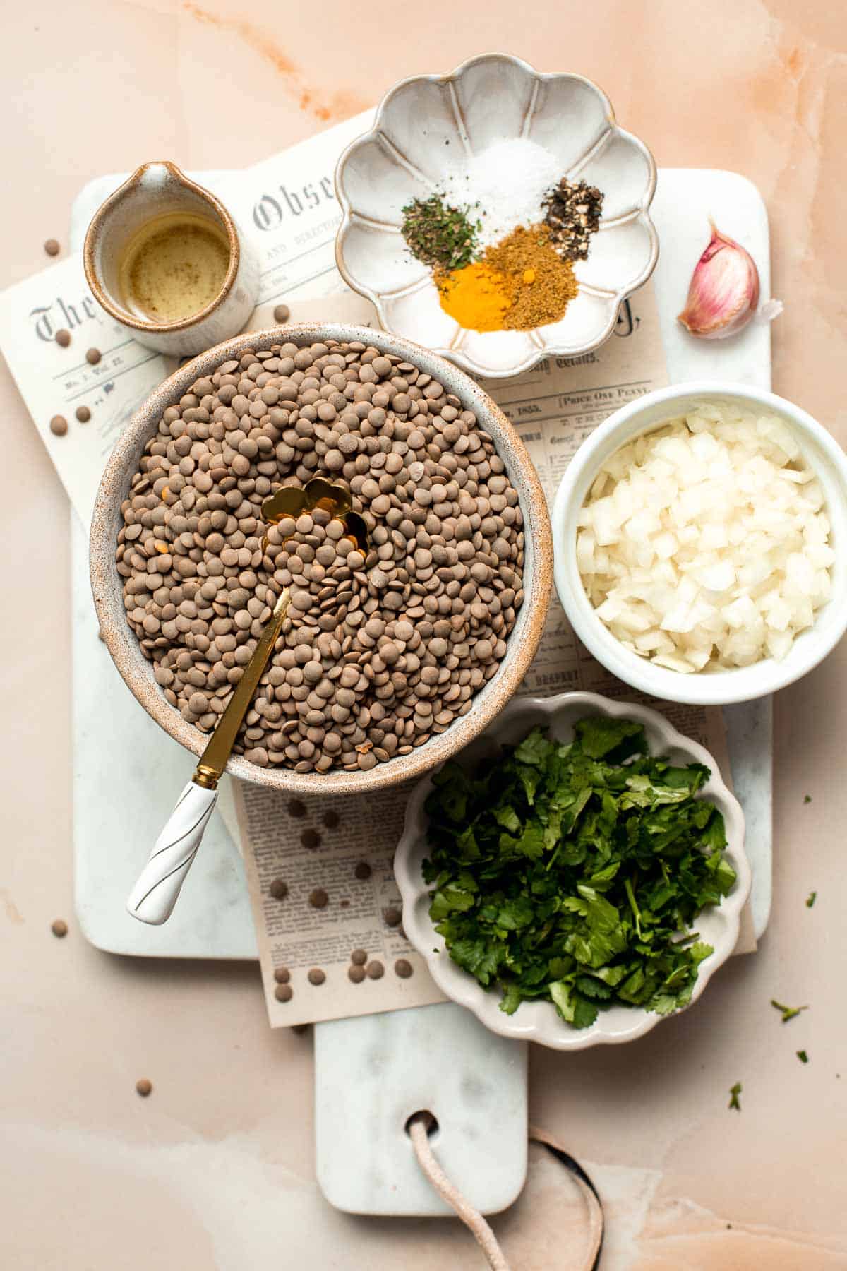 容易20分钟一锅扁豆是健康、营养和美味的素食餐,很容易在几个简单的步骤。产生很大的批处理和冻结!| aheadofthyme.com