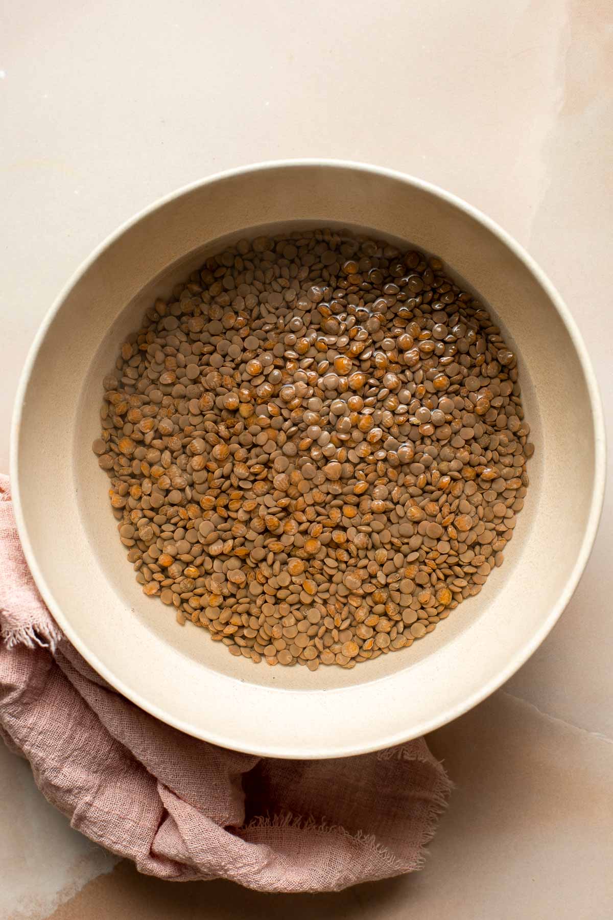 容易20分钟一锅扁豆是健康、营养和美味的素食餐,很容易在几个简单的步骤。产生很大的批处理和冻结!| aheadofthyme.com