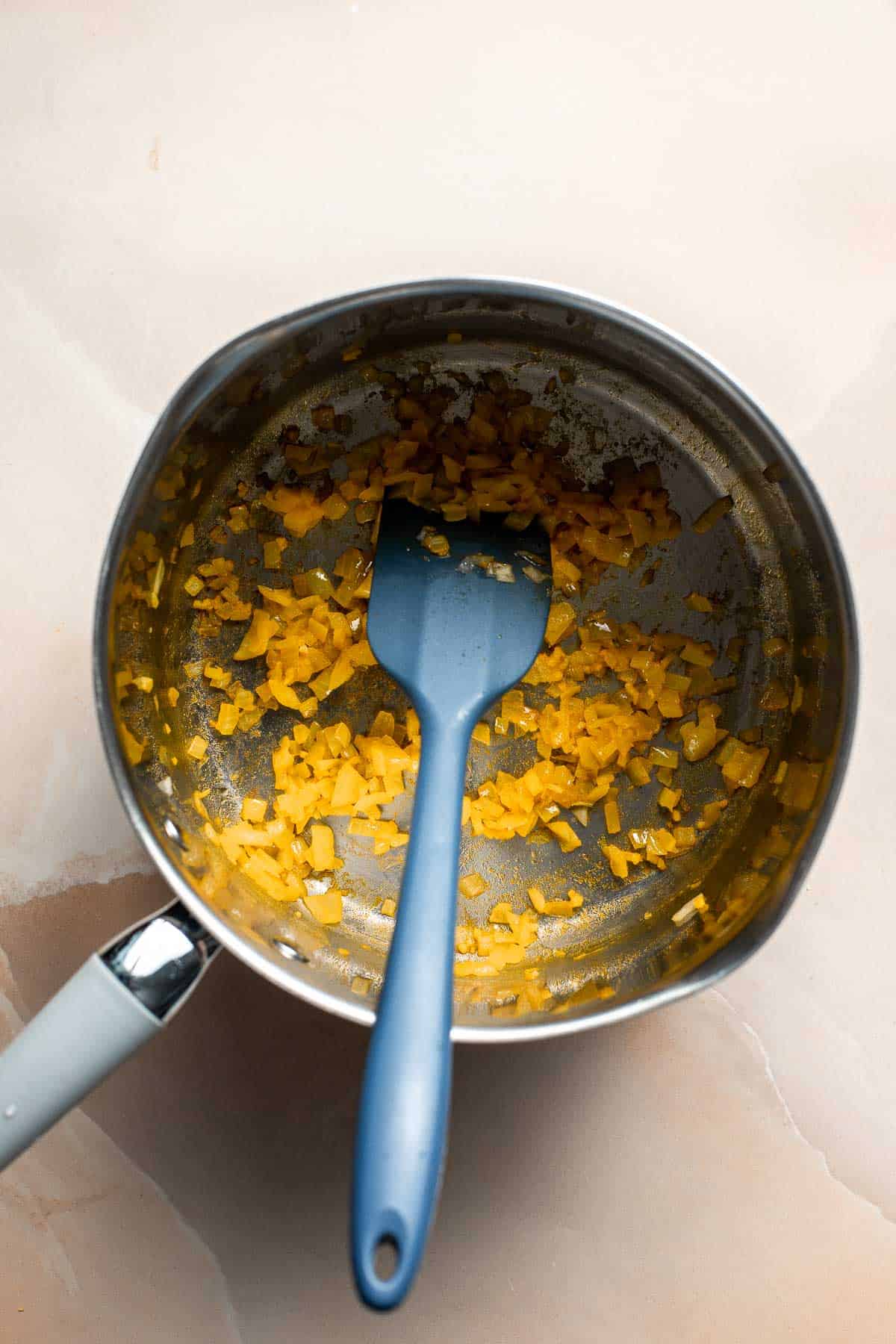 容易20分钟一锅扁豆是健康、营养和美味的素食餐,很容易在几个简单的步骤。产生很大的批处理和冻结!| aheadofthyme.com