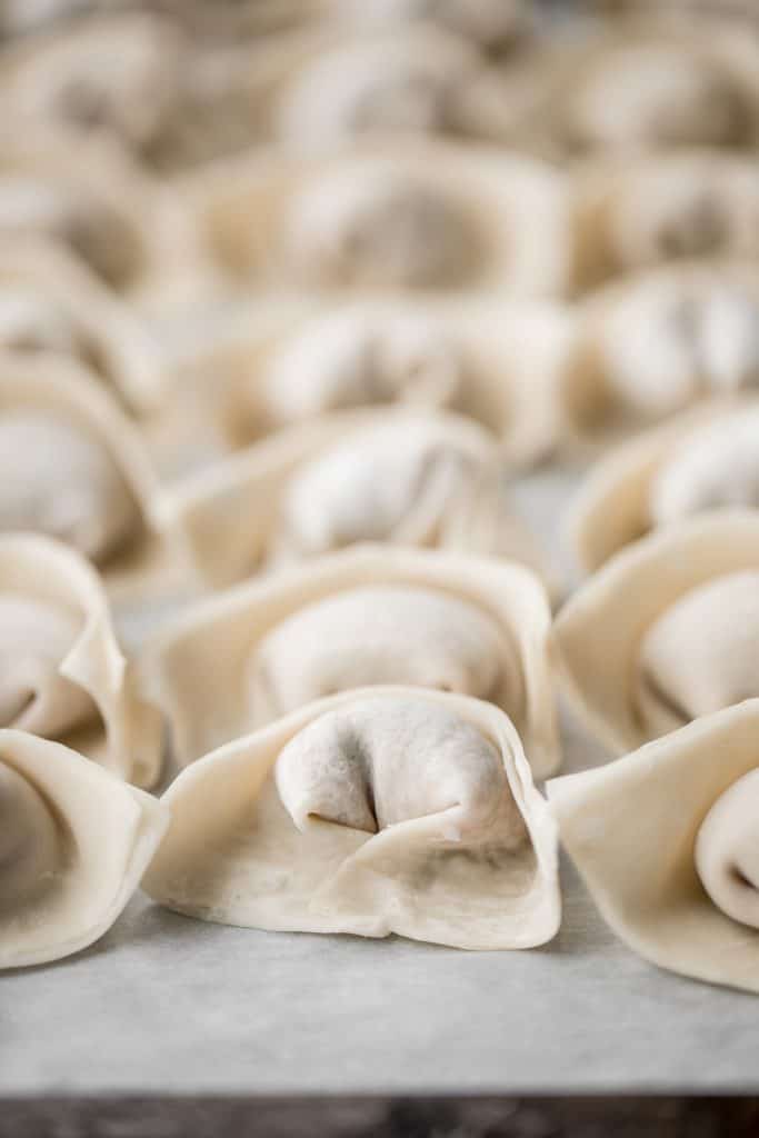 学习如何做自制的云吞鸡和香菜一起庆祝中国新年这容易遵循食谱和说明如何折叠云吞。| aheadofthyme.com
