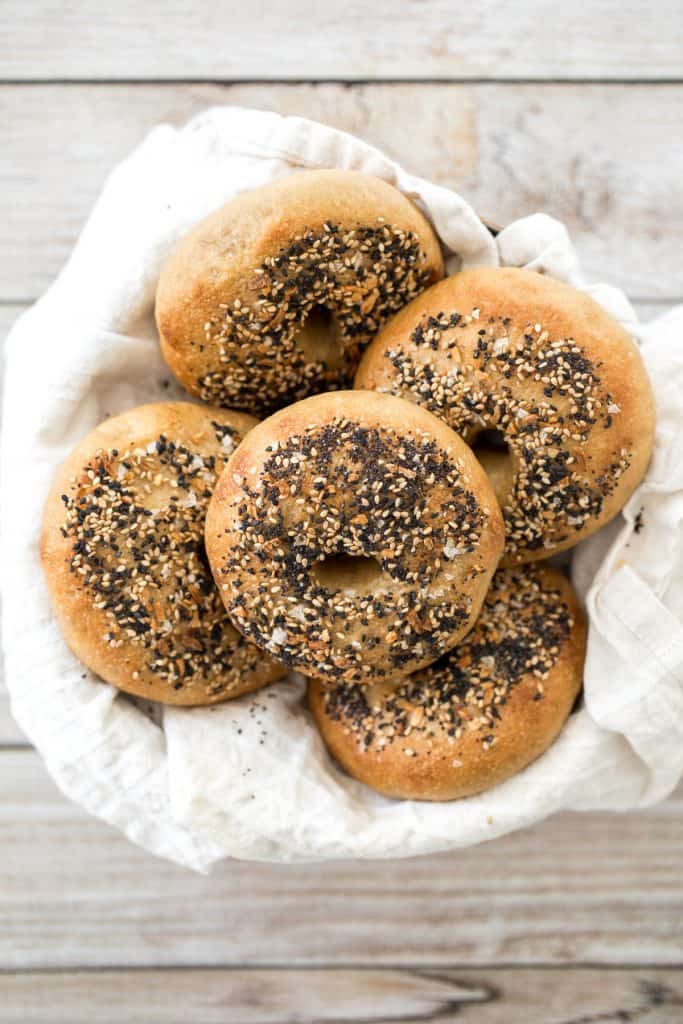 容易自制的一切百吉饼和签名一切百吉饼调味料混合在上面就像在家bakery-style百吉饼,很容易使。| aheadofthyme.com