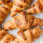 快速简单的黄油牛角包酥脆、酥油、轻盈、正宗，用一种特殊的简化技术在很短的时间内制作而成。| aheadofthyme.com