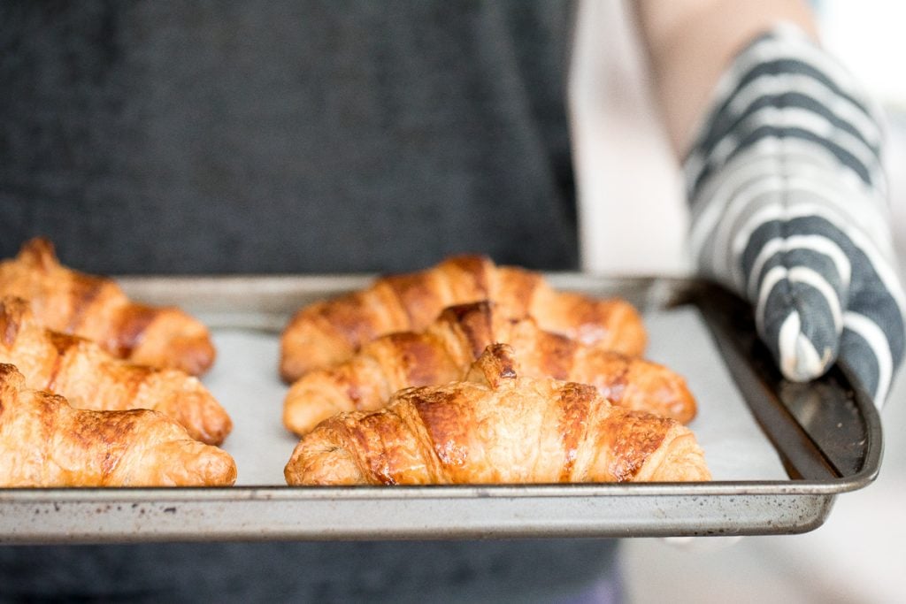 快速简单的黄油牛角包酥脆、酥油、轻盈、正宗，用一种特殊的简化技术在很短的时间内制作而成。| aheadofthyme.com