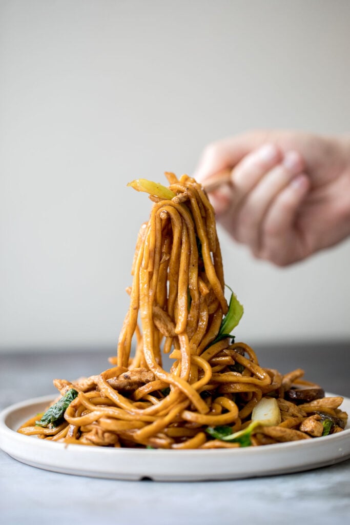 比外卖更美味，美味地道的上海炒面配鸡肉、蘑菇和白菜，只需10分钟就能做好——最简单的晚餐!| aheadofthyme.com