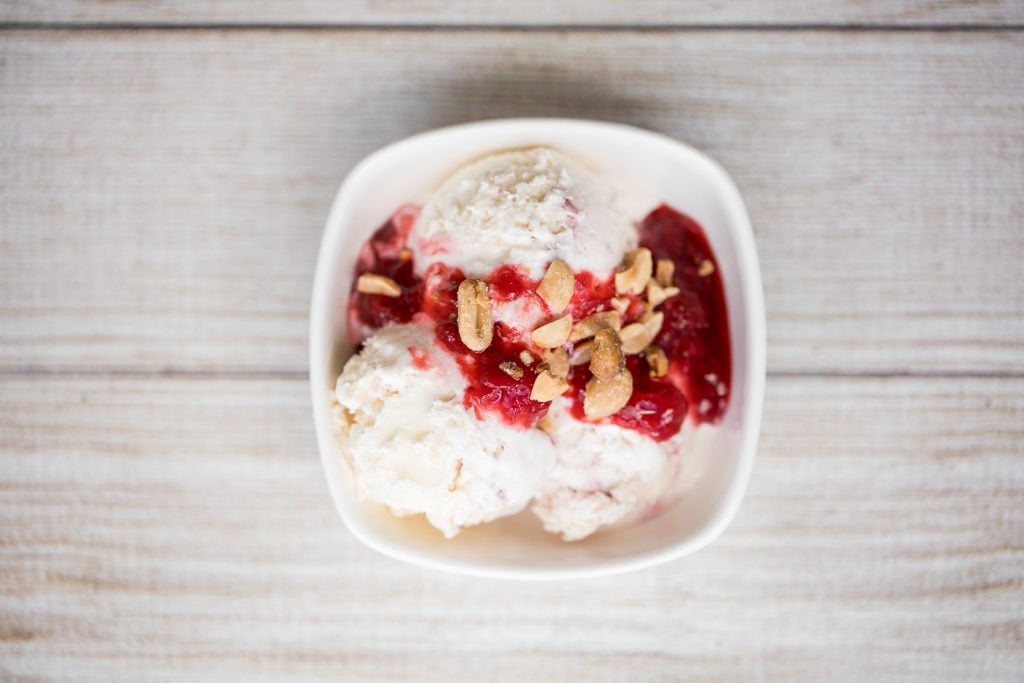 光滑细腻的香草冰淇淋，草莓酱+烤花生，很容易制作，不需要冰淇淋机，比商店买的更好。| aheadofthyme.com