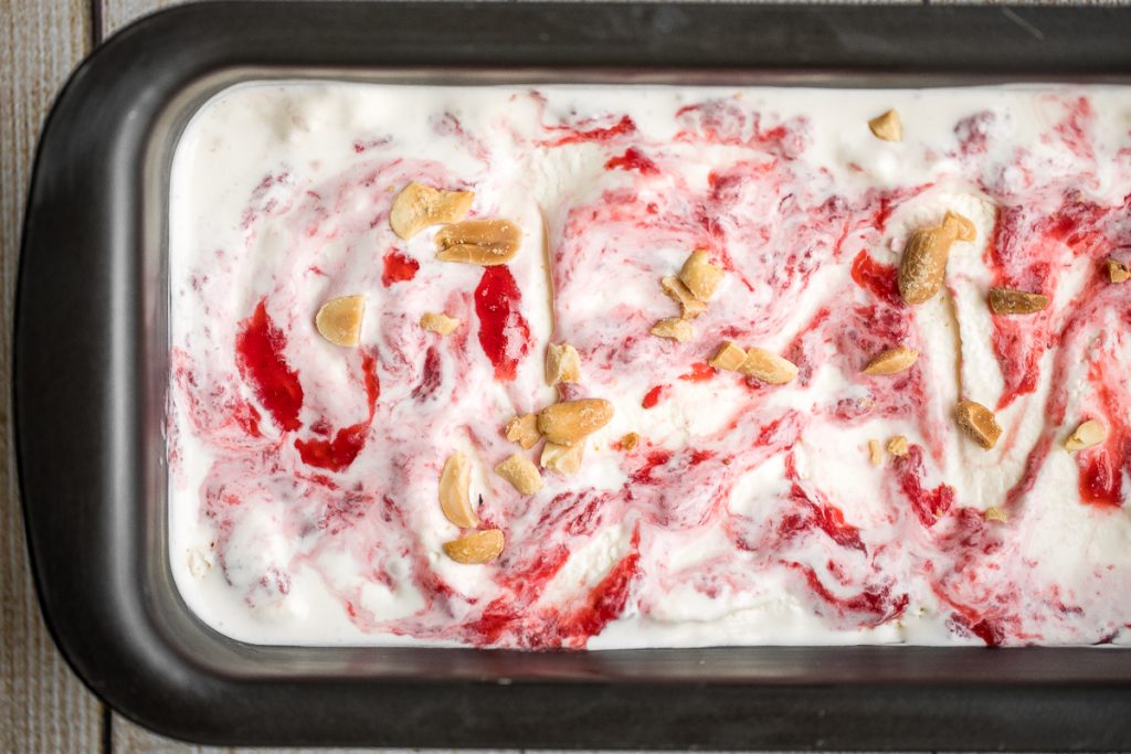 光滑细腻的香草冰淇淋，草莓酱+烤花生，很容易制作，不需要冰淇淋机，比商店买的更好。| aheadofthyme.com