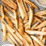 超级酥脆的空气油炸薯条，里面柔软蓬松，外面酥脆。只需12分钟就能做出更健康的薯条!| aheadofthyme.com