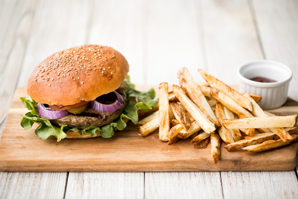超级酥脆的空气油炸薯条，里面柔软蓬松，外面酥脆。只需12分钟就能做出更健康的薯条!| aheadofthyme.com