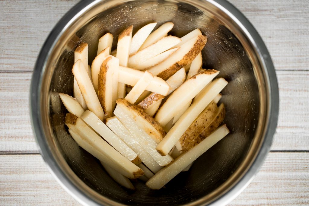 超级酥脆的空气油炸薯条，里面柔软蓬松，外面酥脆。只需12分钟就能做出更健康的薯条!| aheadofthyme.com