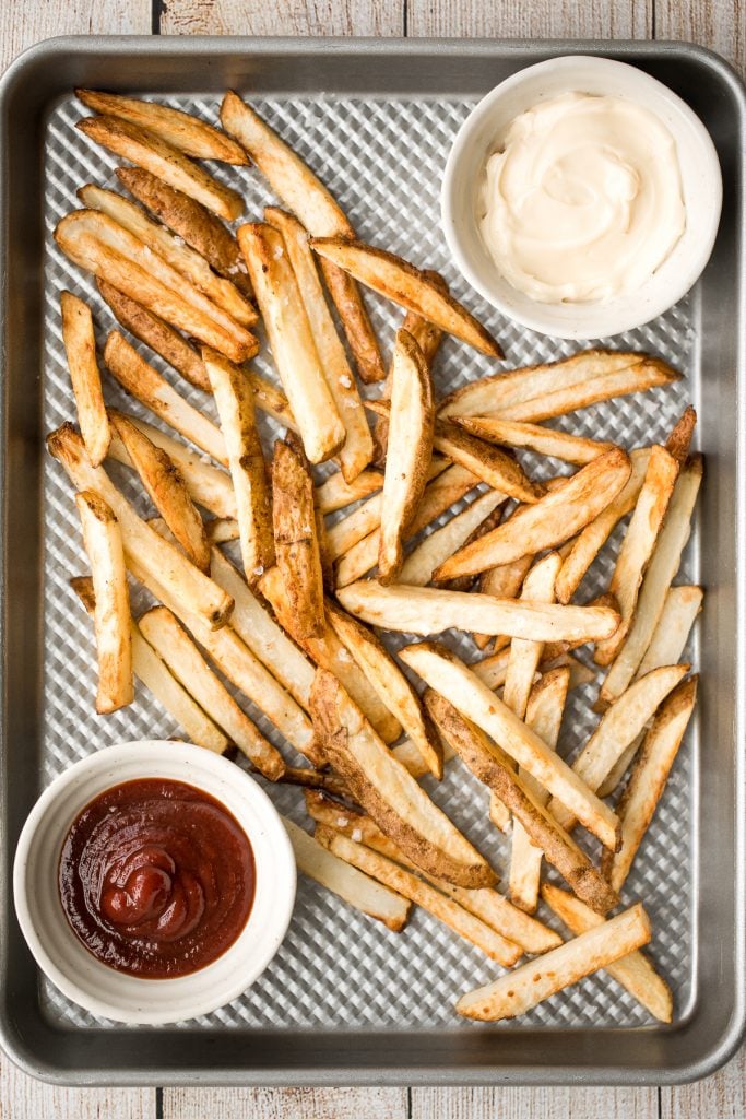 超级酥脆的空气油炸薯条，里面柔软蓬松，外面酥脆。只需12分钟就能做出更健康的薯条!| aheadofthyme.com