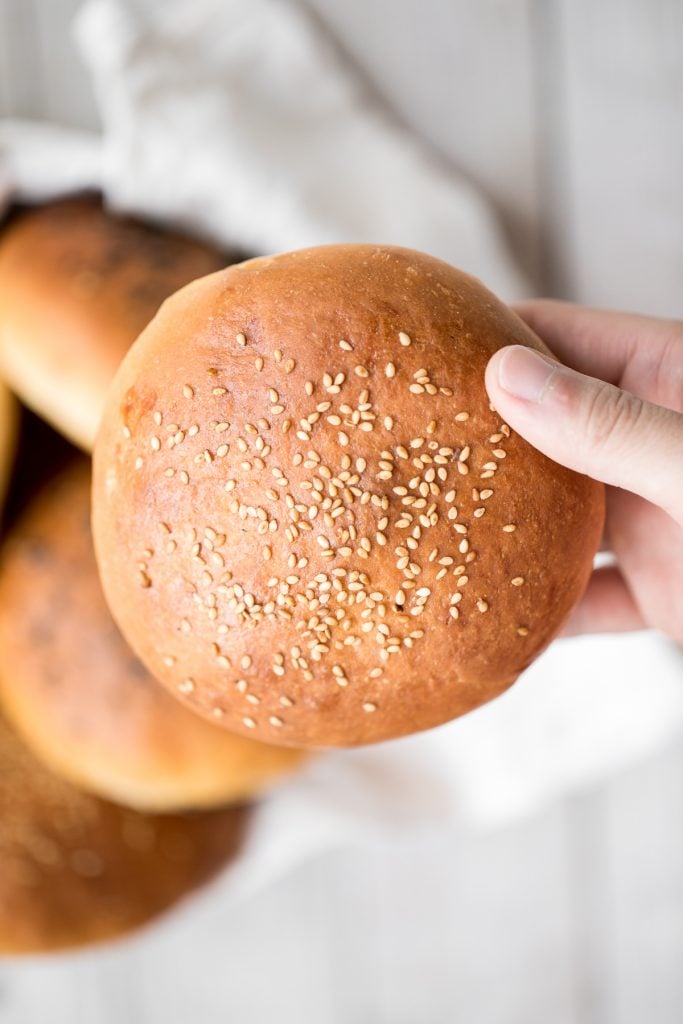 柔软蓬松，手工制作，简单的自制汉堡面包上面撒上芝麻，轻盈，通风，非常美味，只需要15分钟的实际准备工作。| aheadofthyme.com
