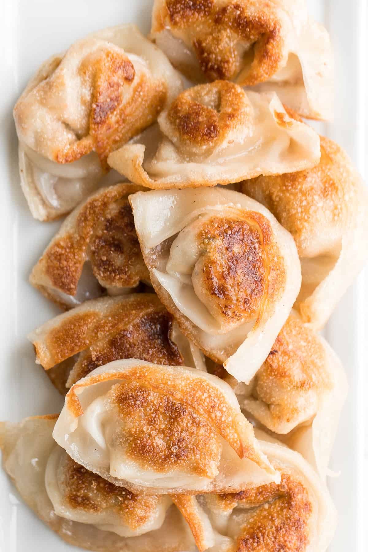 馄饨比外卖更好吃，外面酥脆，里面鲜嫩多汁，里面有可口的猪肉、虾和蔬菜馅料。| aheadofthyme.com