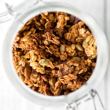 快速和简单的南瓜饼格兰诺拉麦片富含燕麦、南瓜,南瓜香料,坚果,素食,无谷蛋白和精制糖。最好的零食。| aheadofthyme.com
