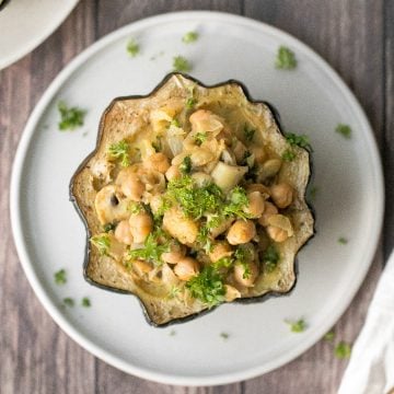 健康，丰盛，咖喱鹰嘴豆填充橡子南瓜与咖喱口味是完美的素食和无麸质秋季舒适的假日晚餐食物。| aheadofthyme.com