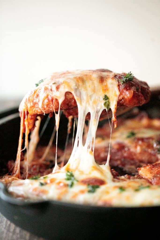 容易鸡肉帕尔玛(parmigiana)脆皮面包鸡肉、西红柿酱、马苏里拉奶酪融化和帕尔玛干酪。最好的安慰鸡肉晚餐。| aheadofthyme.com
