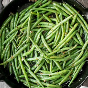 黄油sautéed大蒜青豆是一道简单的配菜，快速、简单、美味。只需10分钟，就能把这些充满活力、酥脆、嫩滑的四季豆做好。| aheadofthyme.com