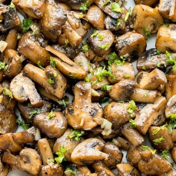 黄油sautéed大蒜蘑菇丝般柔滑，令人难以置信的焦糖化和浓郁的泥土味道。简单的配菜，15分钟内搞定。| aheadofthyme.com