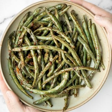 简单易做的烤蒜青豆味浓、酸、咸、甜，口感鲜嫩爽脆。几分钟后放入烤箱或空气炸锅。| aheadofthyme.com