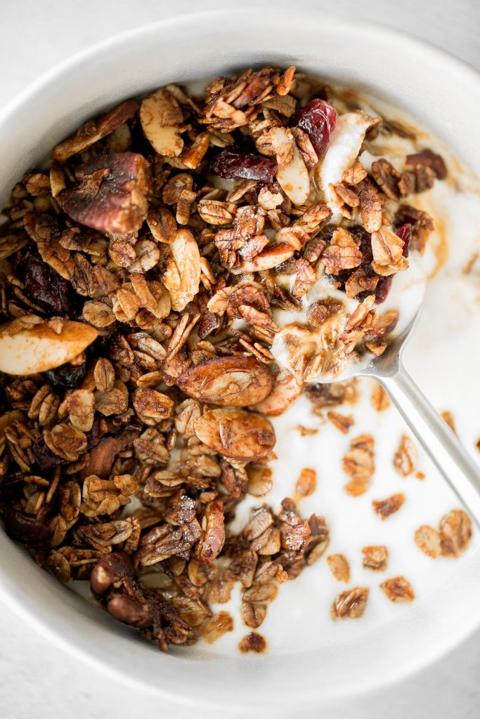 粘稠的奶油自制酸奶很容易在家制作，只需要两种材料，一个沉重的罐子，只需要几分钟的实际手工准备工作。| aheadofthyme.com