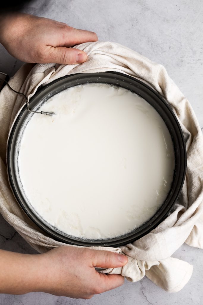 粘稠的奶油自制酸奶很容易在家制作，只需要两种材料，一个沉重的罐子，只需要几分钟的实际手工准备工作。| aheadofthyme.com