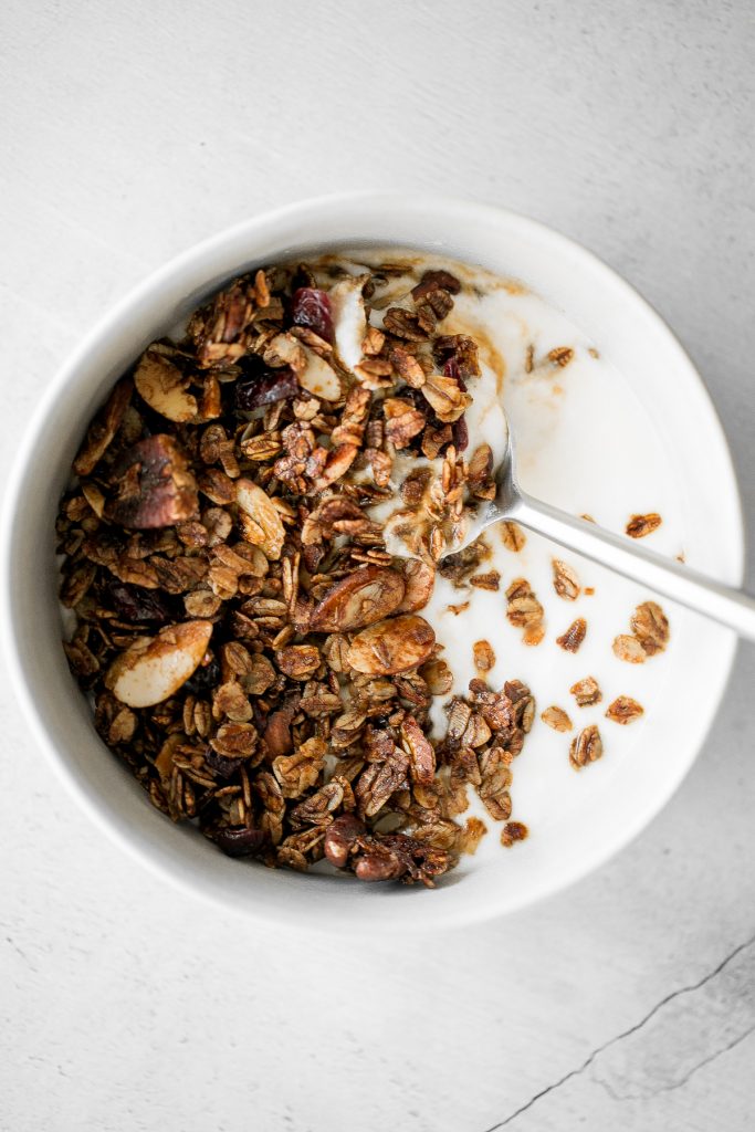 粘稠的奶油自制酸奶很容易在家制作，只需要两种材料，一个沉重的罐子，只需要几分钟的实际手工准备工作。| aheadofthyme.com