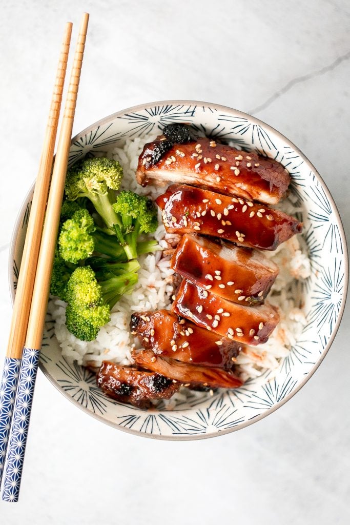 甜粘和可口的叉烧(中国烧烤鸡肉是美味的晚餐挤满了经典的亚洲口味难以置信的味道。| aheadofthyme.com