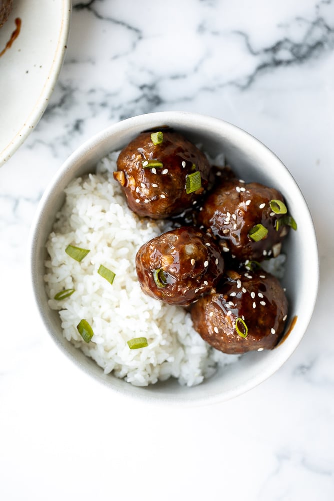 粘稠的蜂蜜大蒜肉丸是美味的,可口的晚餐餐增加每周30分钟旋转。受人喜爱的活动。| aheadofthyme.com